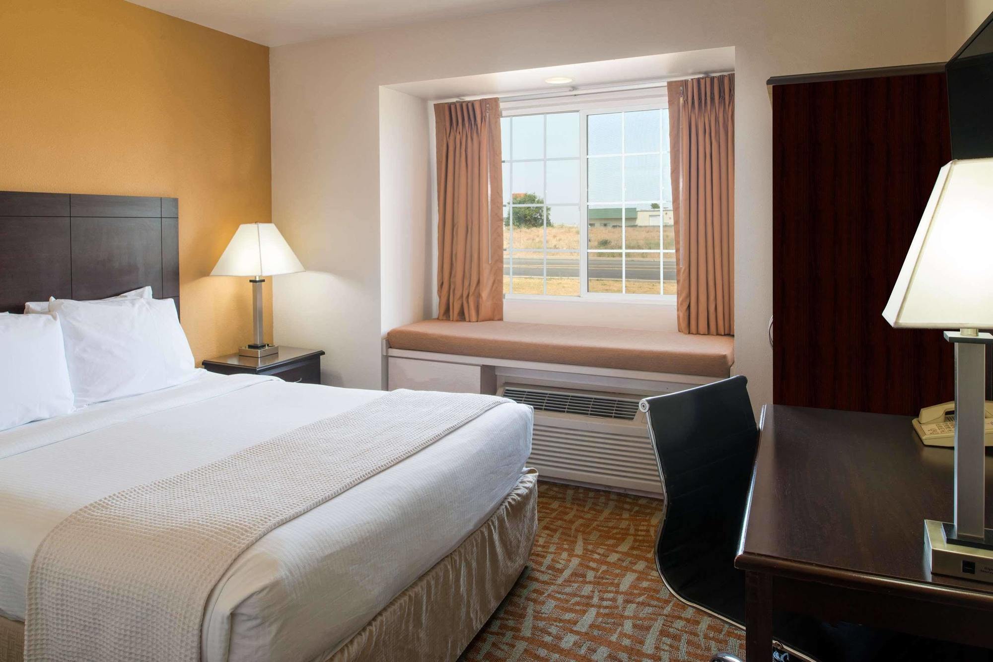 Days Inn & Suites By Wyndham Spokane Airport Airway Heights Exterior photo
